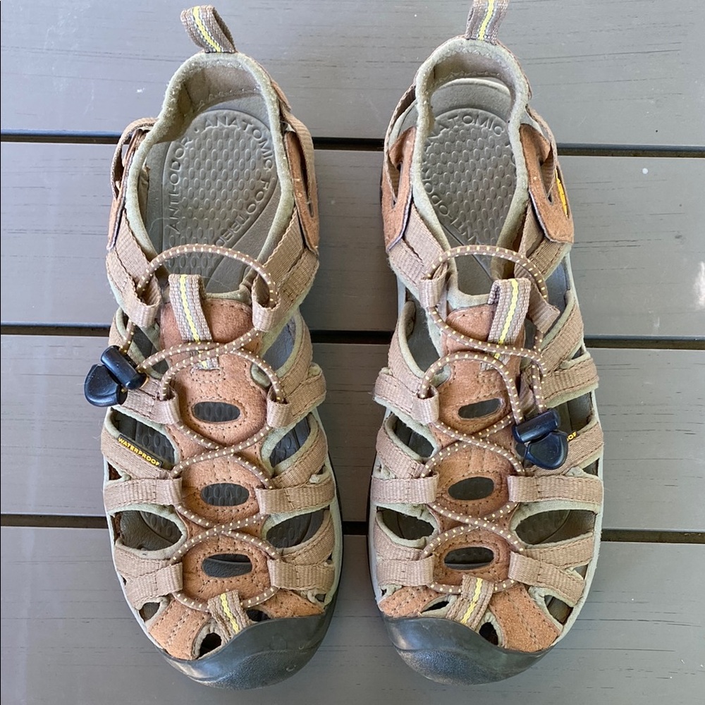 Keen whisper closed-toe Tan Sandals 8.5 women’s Protective Toe Cap Ventilation